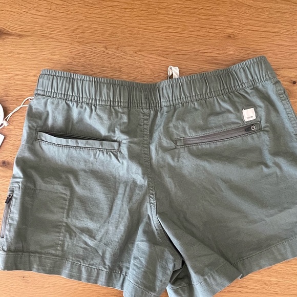Vuori Green Ripstop Shorts Elastic Waistband - Picture 2 of 8